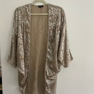 Tolani Velvet Burnout Cream/Beige
Semi Sheer Kimono One Size. Fairy Core Boho